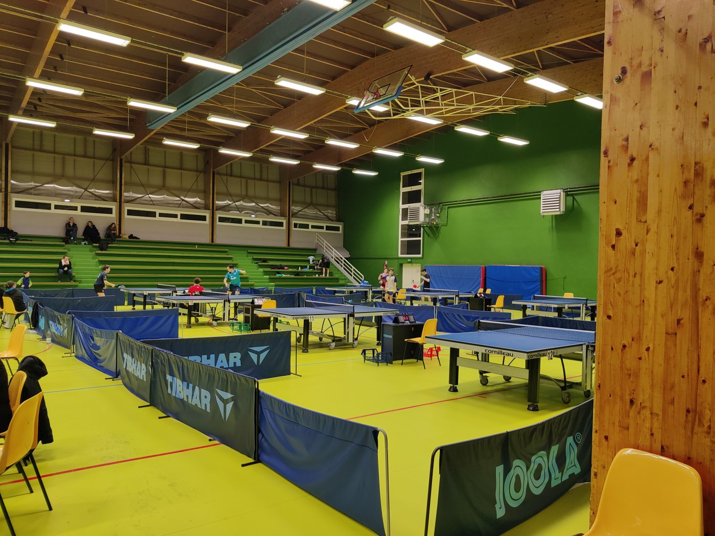 Rencontre en déplacement dans un gymnase extérieur