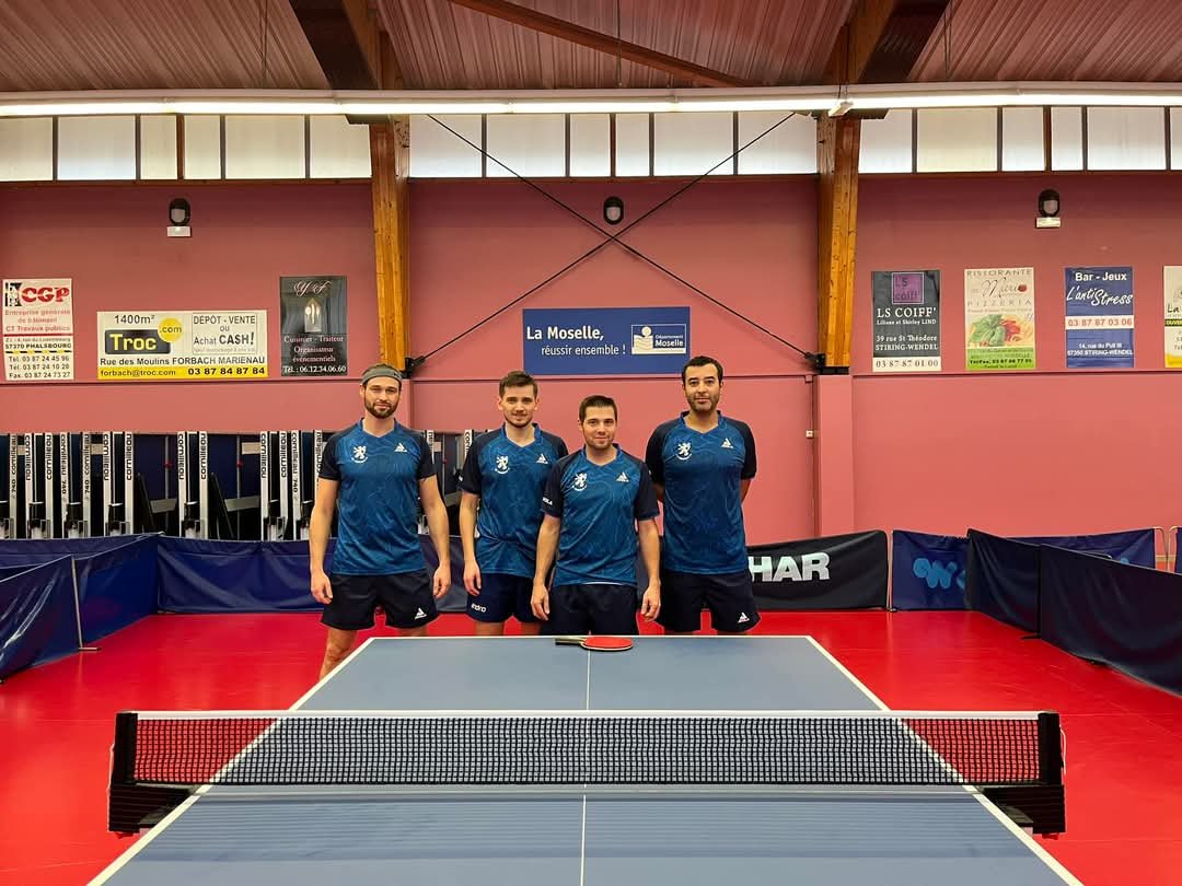 Une équipe de l'US Forbach TT à la salle de Remsing