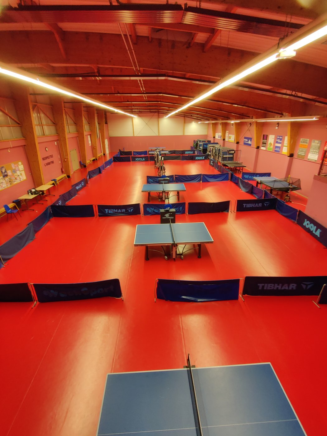 La salle de Remsing préparée pour un tournoi
